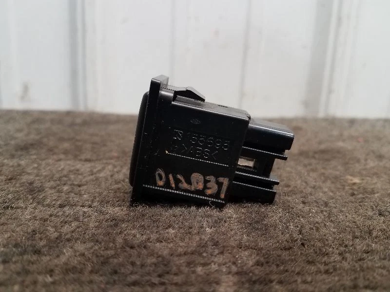 Interruptor de tablero Pontiac Vibe 2004 - botón de liberación de vidrio de escotilla Foto 2 de 4