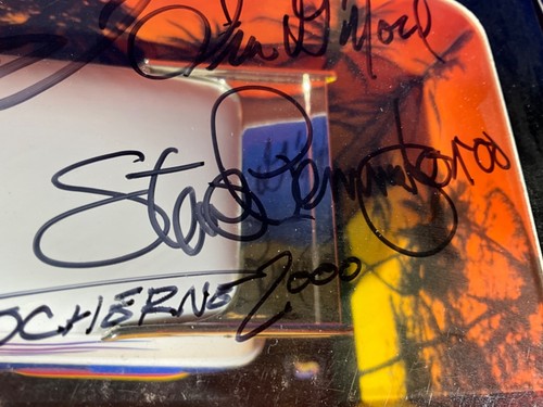 G10-88 HOT WHEELS - VW DRAG BUS - AUTOGRAPHED X7 DESIGNERS - NIB - 1:18 SCALE - Picture 9 of 16