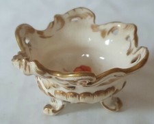 DREIBEINIGE ELEGANTE SALZSCHALE IM ROCKINGHAM-STIL MIT FLORALEM DESIGN UM 1830&rsquo;er JAHRE