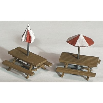 2 x Pub Tische und Sonnenschirm (OO Maßstab 1:76) Langley F251A