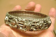 VTG. ANTIQUE ART NOUVEAU FLOWER DESIGN SILVER TONE HINGED BANGLE BRACELET