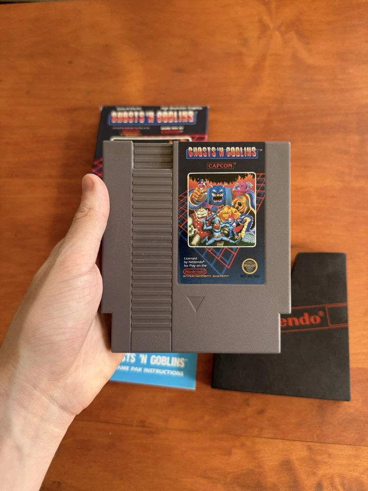 Ghosts ‘N Goblins (Nintendo NES) CIB 5 Screw Hangtab Intact CIRCLE SOQ 1st Print - Image 2 of 4