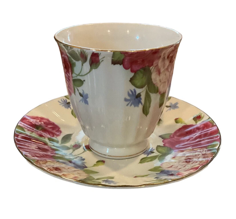 Taza de té y platillo floral vintage Grace’s Teaware con adornos dorados Foto 2 de 4