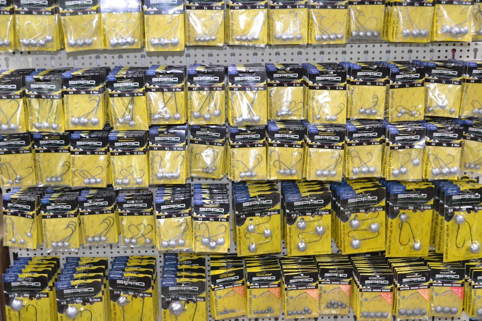 Spro Round Jighead Jigkopf Jig 22 mit Gamakatsu Haken Twister Shad Gummiköder.