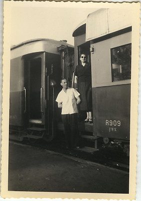 OLD PHOTO - VINTAGE SNAPSHOT - TRAIN DOCK STATION WAGON DEPARTURE COUPLE - STATION