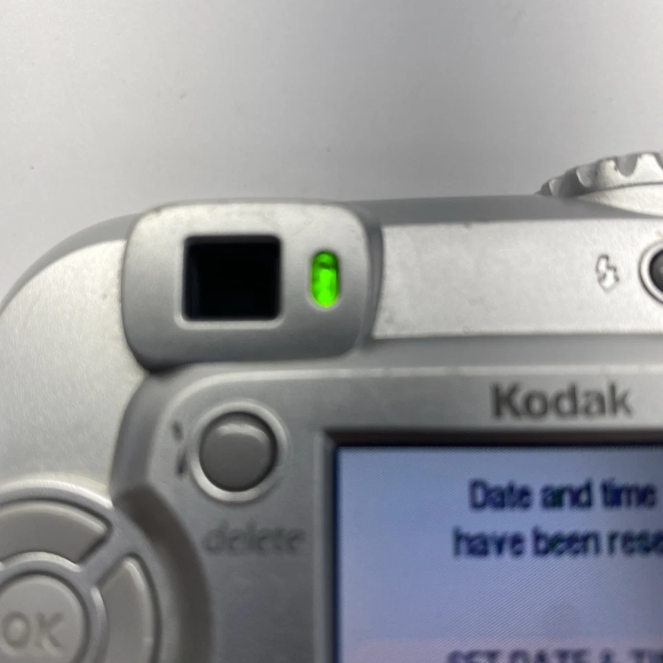 Kodak EasyShare CX7300 3.2 MP Digital Camera - Silver For Parts Repair Read - Image 4 of 4