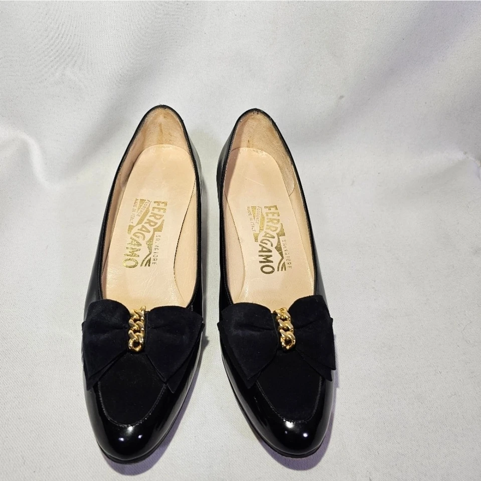 Salvatore Ferragamo Black Patent Leather Suede Bows Gold Link Center 7 AAAA - Image 4 of 4