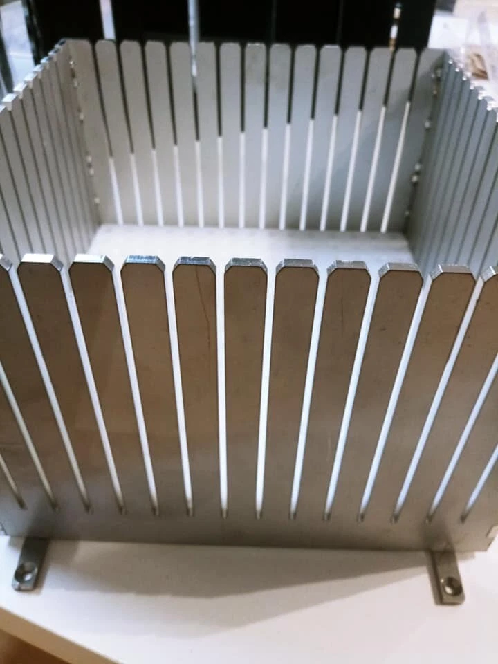 CUBO FABBRICA 100 ARROSTICINI BARBECUE TAGLIASPIEDINI IN INOX E POLIETILENE - Immagine 2 di 4