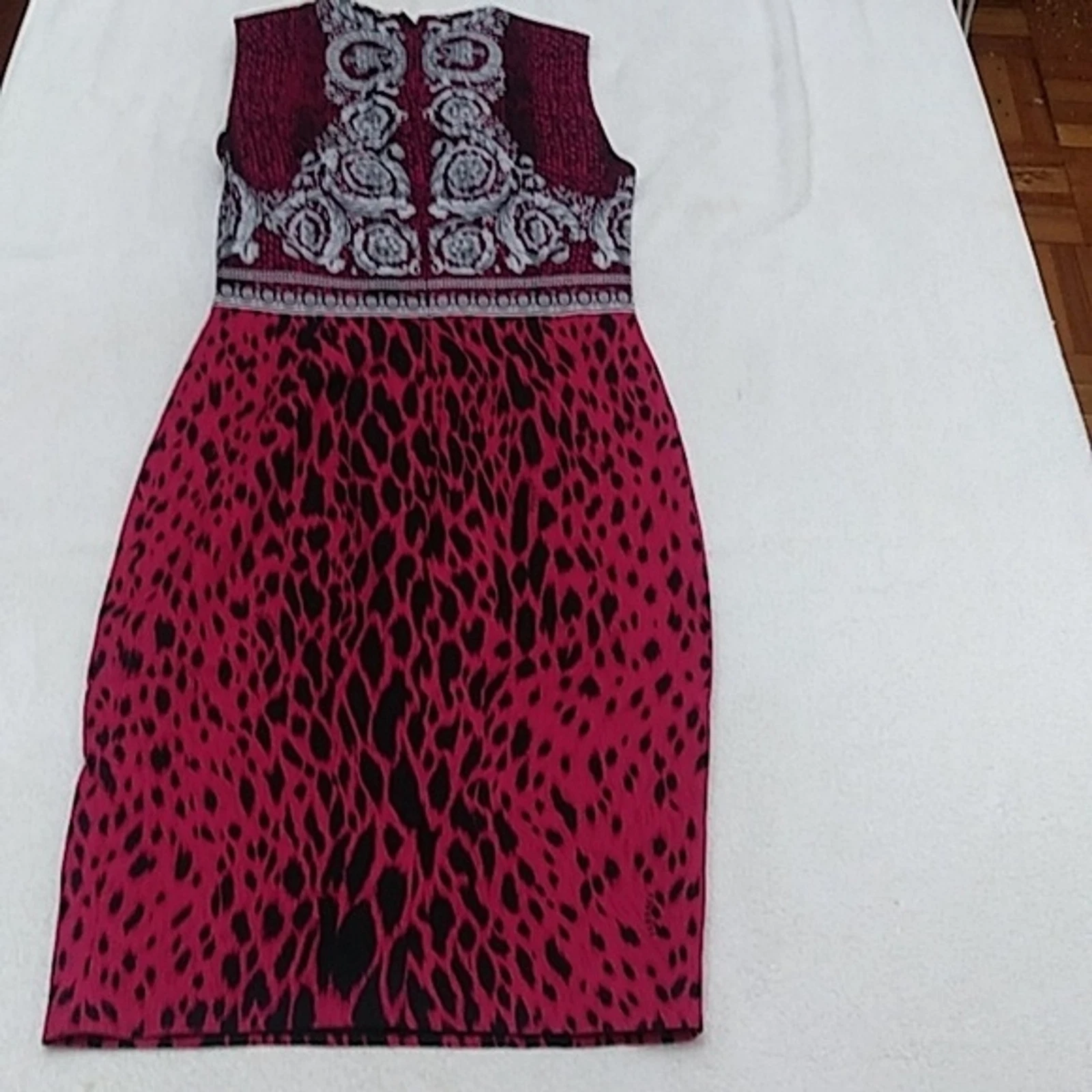 Abito Versace. Taglia 40. Colore fucsia e nero.