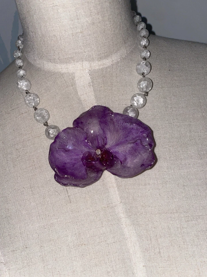 Collar de orquídea real hecho a mano con cuentas transparentes - único, único en su clase Foto 4 de 4