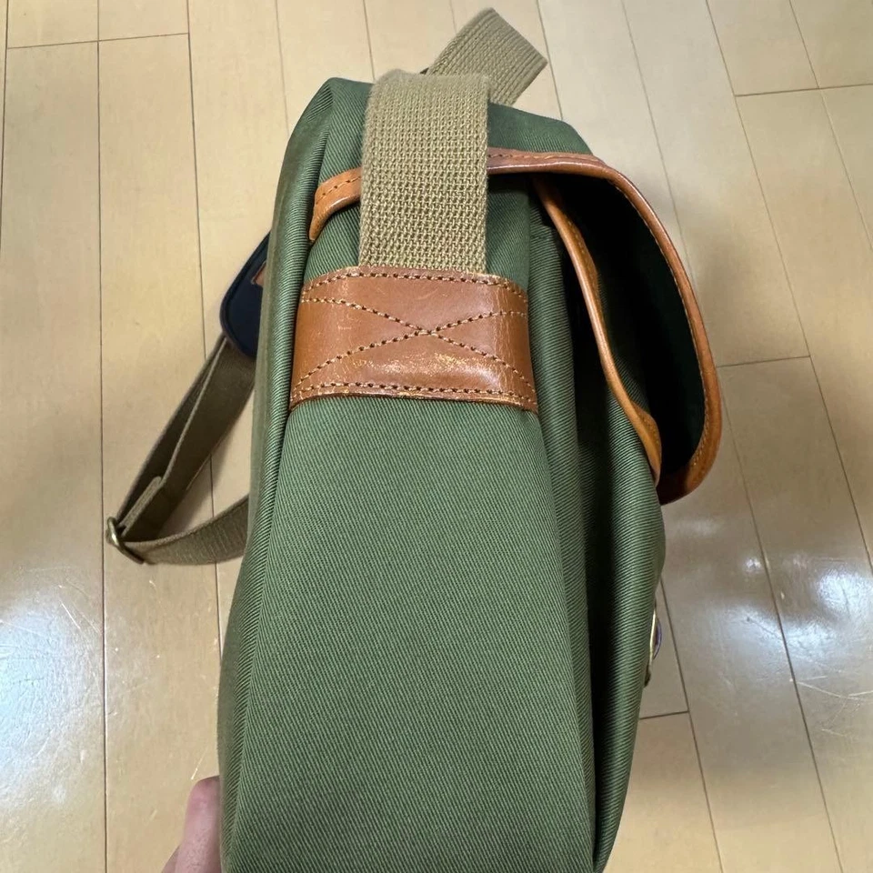 Bolso para cámara Billingham verde oliva de lona de cuero con solapa, usado Foto 4 de 4