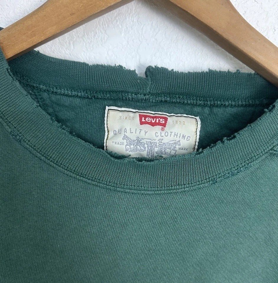Vintage 90’s Levi’s Men’s Green Distressed Faded Crewneck Sweatshirt Size L USA - Image 4 of 4