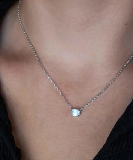 Colgante de boda solitario moissanita talla esmeralda horizontal de 1 quilate oro blanco de 14 k Foto 2 de 4