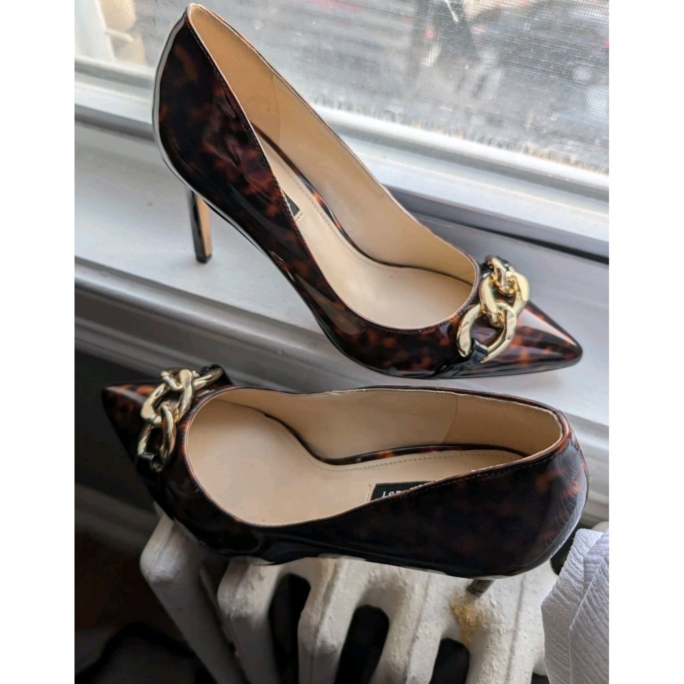 Nine West Pump In A Tortoise with Gold-tone Chain Detail Size 7 Women's Heels.