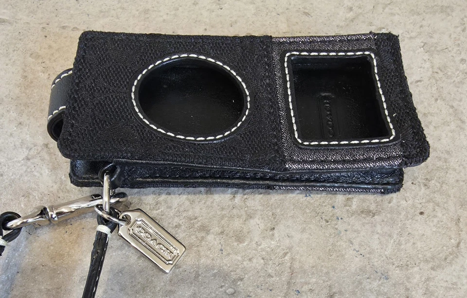 Estuche Muñequera COACH Signature Logo Lona Apple iPod Nano Negro Foto 2 de 4