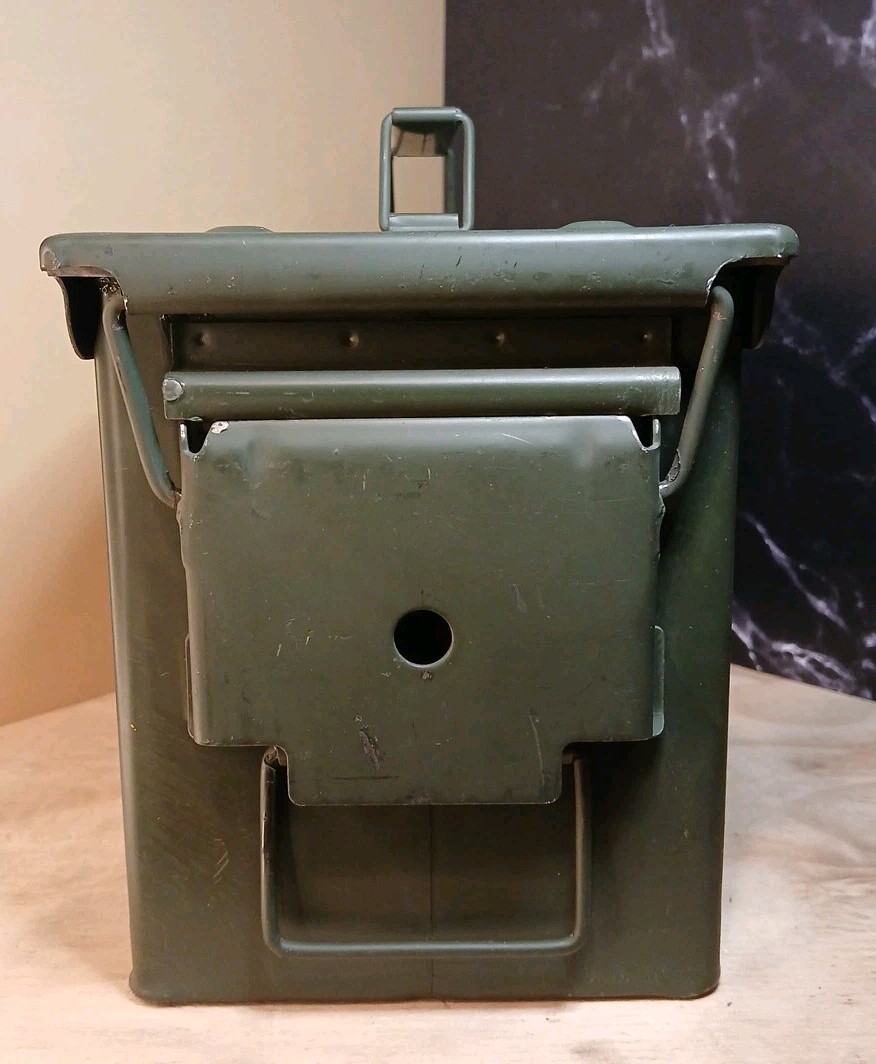 Bottle Breacher Combat Cooler Militar 5.56 MM Ammunition Box.
