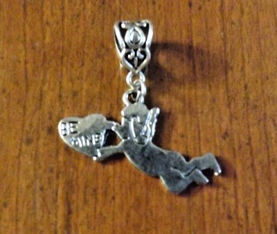 pendentif argenté ange avec coeur ''be mine''