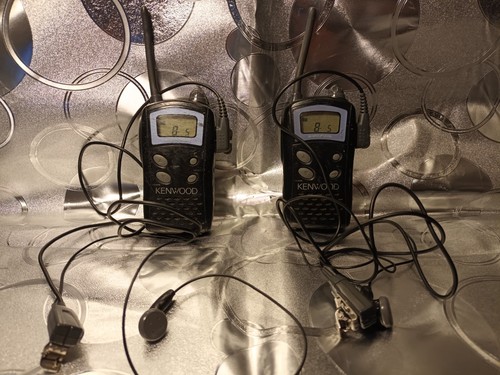 2 Talkie-Walkie Kenwood UBZ-LJ8 PMR446 + 2 kit main libre ,Testé