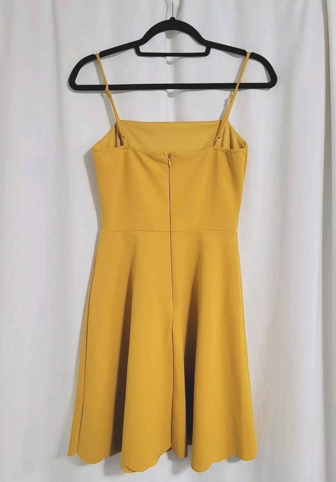 Vestido soprano amarillo mostaza para mujer talla pequeña dobladillo festoneado ajuste y acampanado Foto 2 de 4