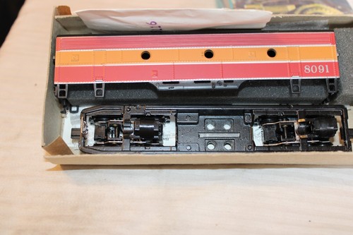HO Scale Athearn, F7-B Diesel Locomotive DUMMY, Southern Pacific Daylight #8091 - Picture 3 of 3