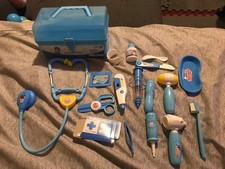 NEW KIDS 17 PIECE DOCTOR KIT WORKING STETHOSCOPE, FLASH LIGHT, THERMOMETER