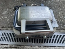Breville BWM620XL the Smart Waffle Pro 2 Slice Waffle Maker  Very Lightly Used