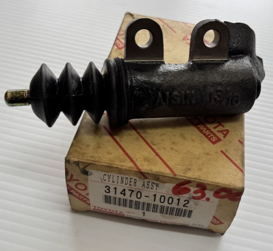 NEW GENUINE Toyota 31470-10012 CLUTCH SLAVE CYLINDER - Image 2 of 2