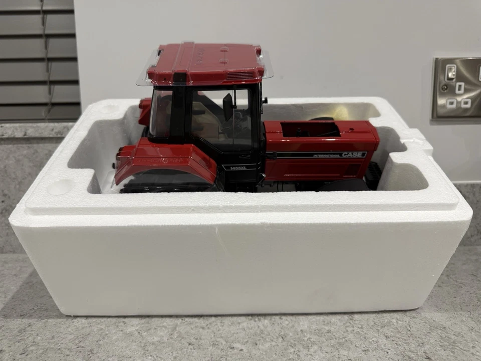 Universal Hobbies - Case International 1455XL (1986) - UH4159 - 1:16 - Mint/New - Image 2 of 4