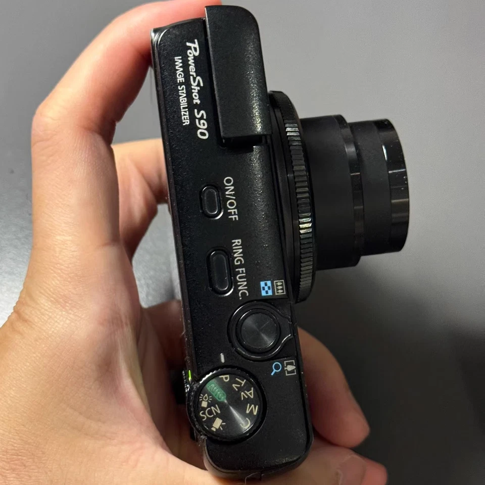 Cámara digital Canon PowerShot S90 10 MP zoom óptico de 3,8x con pantalla LCD de 3 pulgadas (90 % nueva) Foto 2 de 4