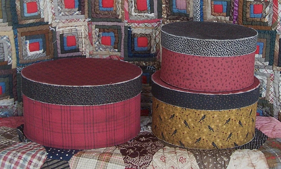 Cajas de almacenamiento redondas cubiertas de tela primitiva rústica (juego/3), cuervos y calicó AAFA Foto 2 de 4