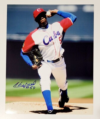 AROLDIS CHAPMAN Signed Photo Cuban Baseball 8x10 Reds