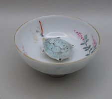 Insolita tazza da sake vintage dipinta a mano con tartaruga "galleggiante"