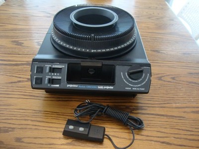 KODAK CAROUSEL SLIDE PROJECTOR MODEL 5600  REMOTE AND 140 SLIDE TRAY MAKE NOISE