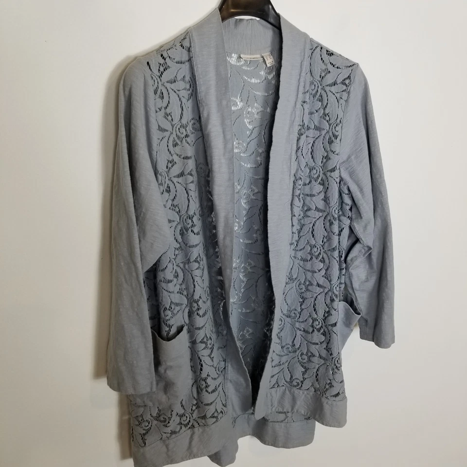 Logotipo por Lori Goldstein Cardigã Feminino Frente Aberta Slub Tamanho 3X Detalhe de Renda Cinza - Imagem 4 de 4