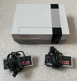 Nintendo NES Konsole mit Controllern und Super Mario Bros 2