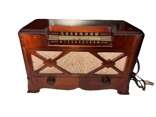 Vintage 1946 Farnsworth Model ET-066 Tube Table Radio Wood Case WORKS 100%