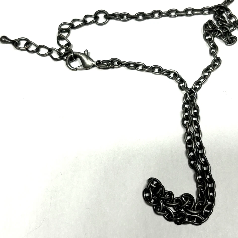 Colgante y cadena pluma de pavo real tono estaño 24" imitación piedras negras araña gótica Foto 4 de 4