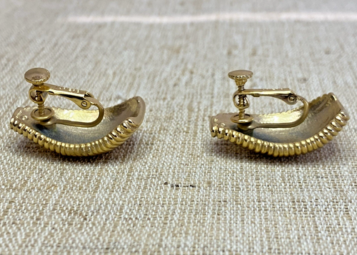 Vintage NAPIER 1" Gold-Tone Ribbed Scalloped Dome Screw Back Earrings - Picture 5 of 12