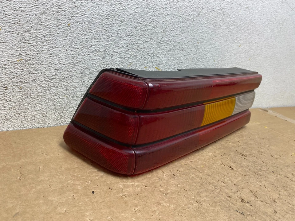 Luz trasera izquierda del lado del conductor Ford Escort 1986-1989 OEM O6481 DW Foto 3 de 4