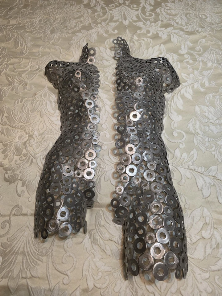 Torso femenino - Arte en metal hecho de arandelas de acero soldadas entre sí 18" x 34" Foto 4 de 4