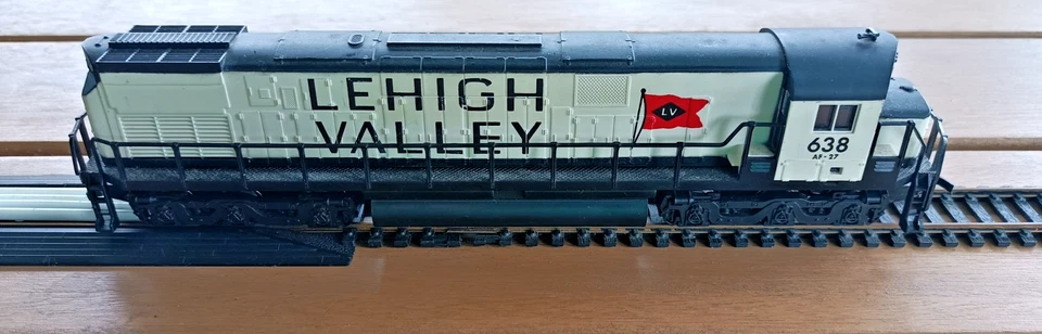 Life Like, #638 Lehigh Valley Diesel HO Scale Locomotive Runs and Lights Up - Image 2 of 4