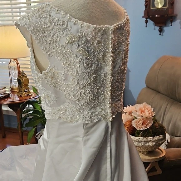 Vestido de novia Alfred Angelo blanco satinado con cuentas talla mediana Foto 3 de 4