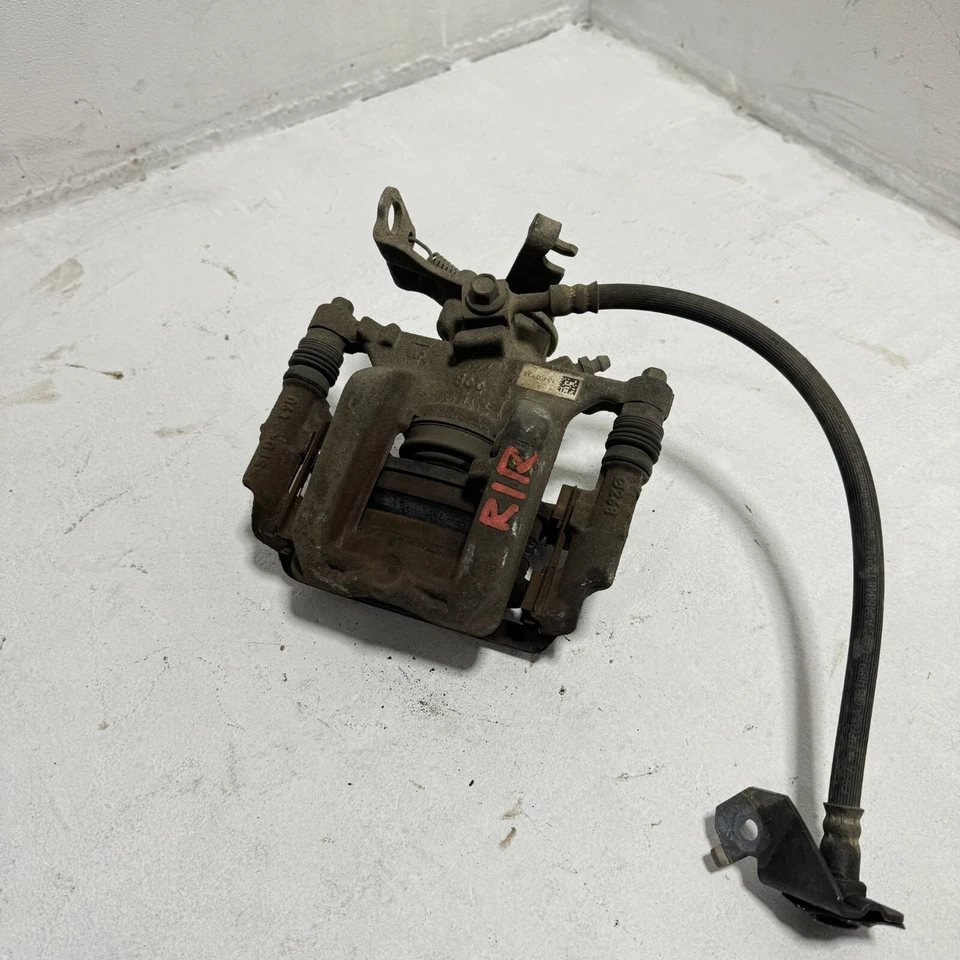 Pinza de freno derecha para pasajero trasero Chevrolet Sonic 2013-2014 con soporte OEM Foto 4 de 4