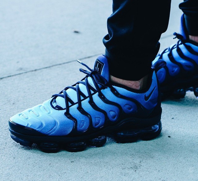 nike vapormax plus black and blue