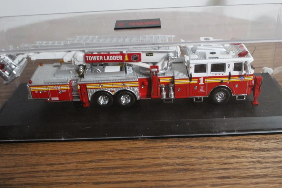 Code3 FDNY Tower Ladder 1 In plastic case - Image 3 of 4