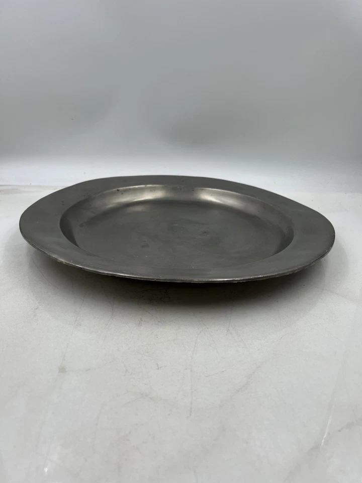 Cargador redondo vintage Jori placa de peltre 12 pulgadas metal pesado rústico primitivo diciembre Foto 3 de 4