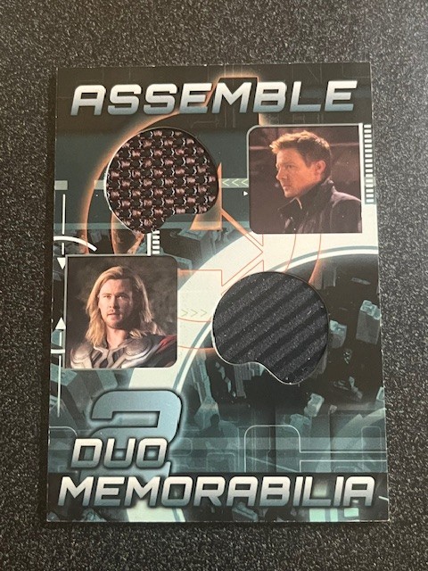2012 UPPER DECK MARVEL AVENGERS ASSEMBLE DUO MEMORABILIA HAWKEYE/THOR - READ