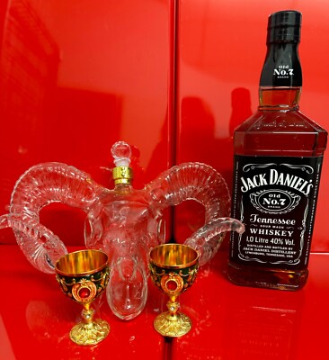 1 x Jack Daniels  1 Liter + 1 x Stierkopf Dekanter 0,8 Liter + 2 x Shotglässer