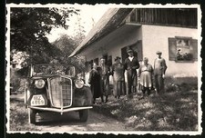 Fotografia Auto Opel 6 Cabrio, famiglia orgogliosa con auto davanti casa 