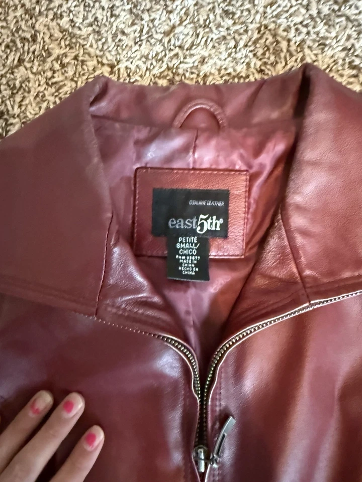 Chaqueta de cuero genuino roja East 5th para mujer con cremallera frontal pequeña pequeña Foto 3 de 4